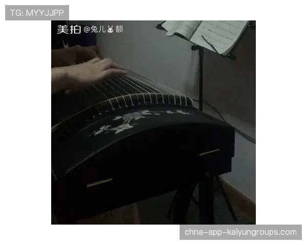 长期失眠的训练室凌晨四点的灯光，晚上训练失眠